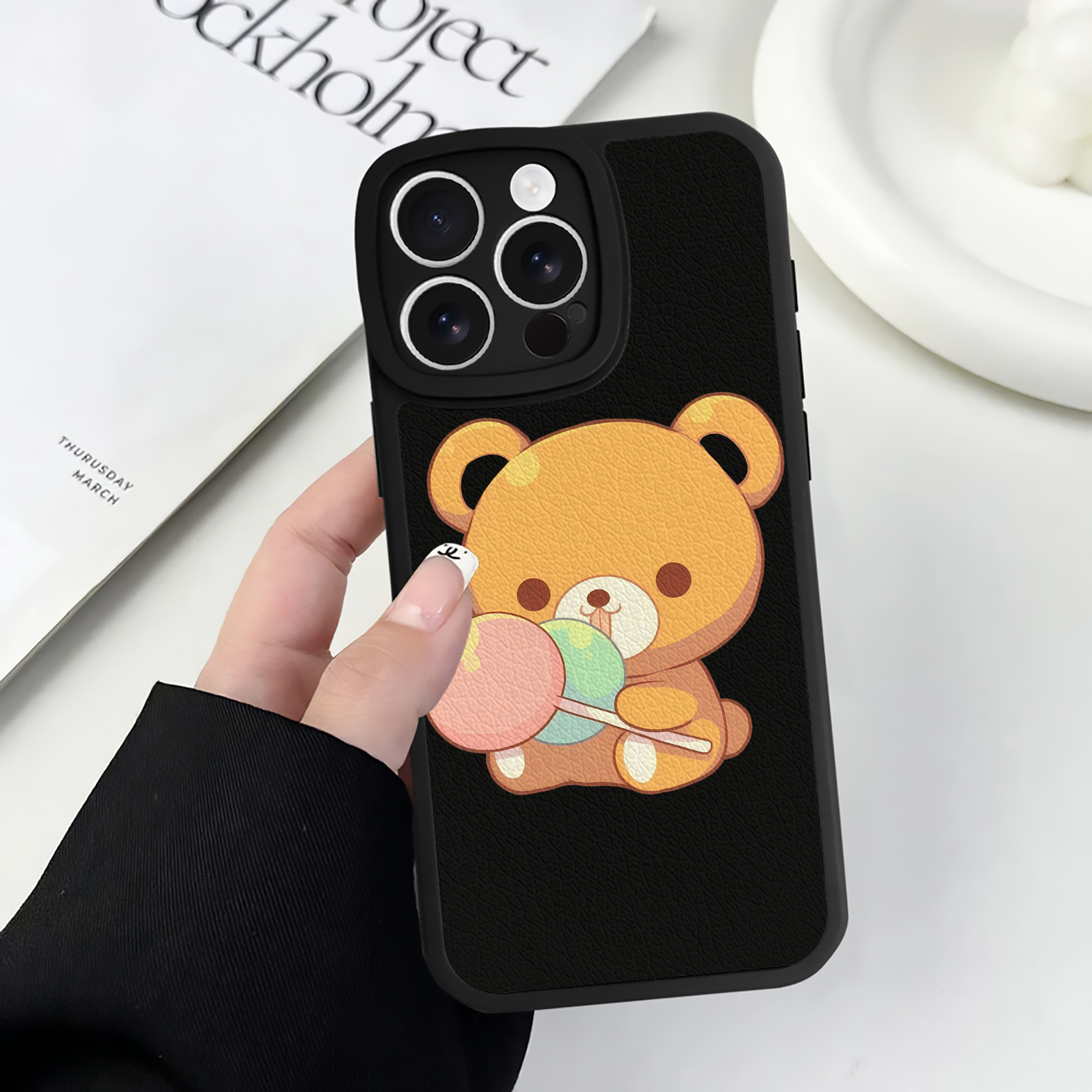 （画像用） リラックマ リラックマ キイロイトリ Rilakkuma Korilakkuma Kiiroitori 【iPhone 16シリーズ対応】シリコンスマホケース（レザー調） 材質：シリコン